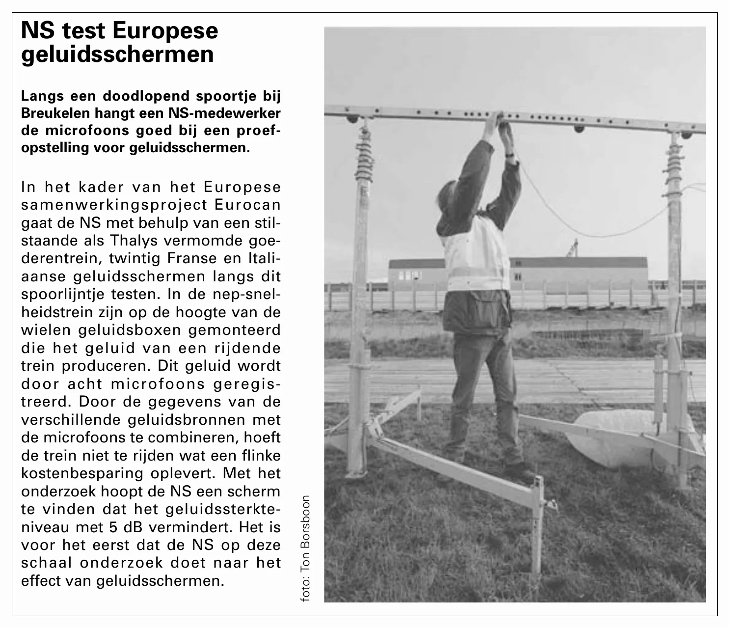 NS test Europese geluidsschermen Langs een doodlopend spoortje bij Breukelen hangt een NS-medewerker de microfoons goed bij een proef- opstelling voor geluidsschermen. In het kader van het Europese…