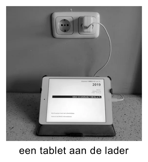 een tablet aan de lader